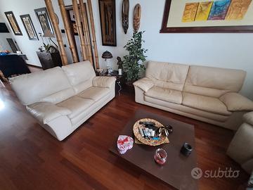 Divani in vera pelle by Natuzzi.                  