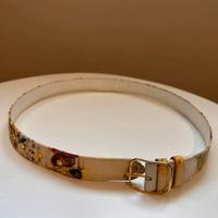 Cintura vintage colorata con fibbia color oro.