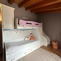 Cameretta a castello con scala e cubotti