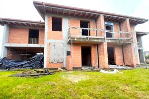 Casa indipendente di 252 m² con più di 5 locali e 