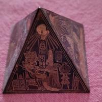 PIRAMIDE SOUVENIR IN OTTONE 