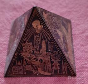 PIRAMIDE SOUVENIR IN OTTONE 