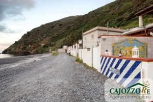 Lipari-Canneto. 90 mq oltre terrazza fronte mare