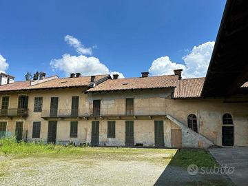 SAN MAURIZIO Porzione di casale indipendente con t