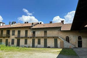 SAN MAURIZIO Porzione di casale indipendente con t