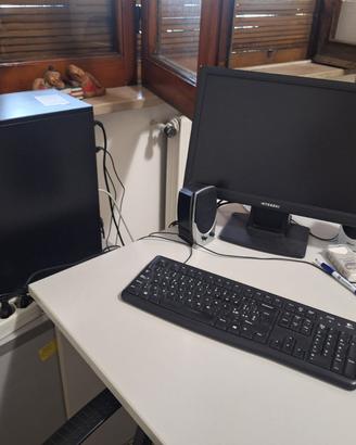 Server, due Pc con scrivanie