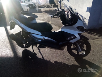 Aprilia SR Max 300 usata in vendita in Lombardia