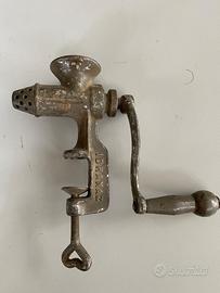 Tritacarne vintage marca Idranaz,