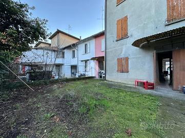 CASA SEMINDIPENDENTE A CASTELNOVO DI SOTTO