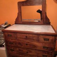 Comò antico restaurato con specchio