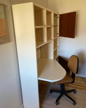 Angolo studio per camera con letto e arredi