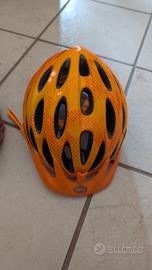 casco da ciclista più casco per ragazzino