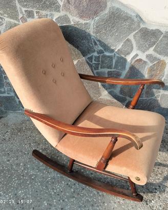 Sedia a dondolo con cuscini