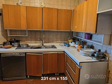 Cucina 2 pezzi di cui 1 angolo.