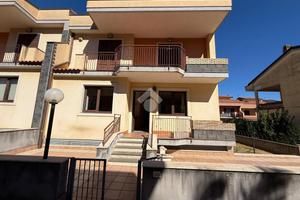 VILLA A SCHIERA A RIPOSTO