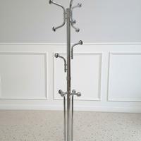 Iconico appendiabiti da terra in acciaio cromato 