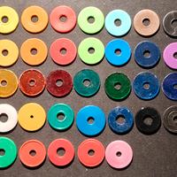 40 gettoni in plastica bucati tutti diversi