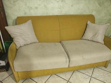 Divani di cui uno a letto