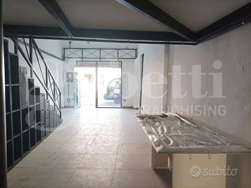 Centro storico, locale commerciale con soppalco