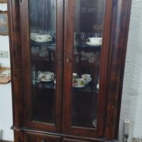 vetrina in noce