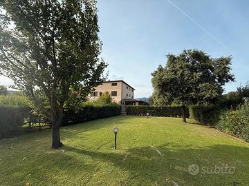 Appartamento su 2 livelli con giardino