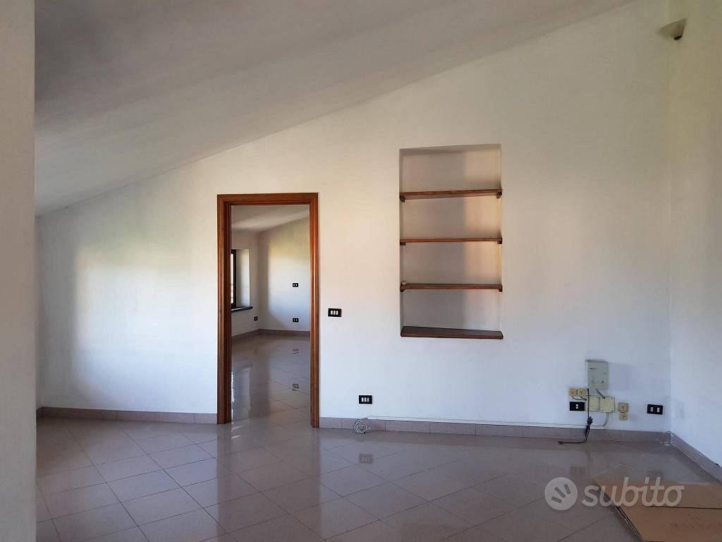 Immobile di 429 m² con più di 5 locali a Lucca