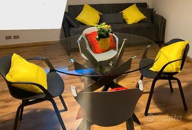 Tavolo e divano-letto nuovissimi per soggiorno