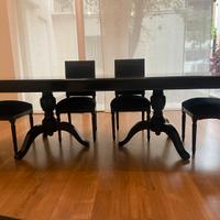 Tavolo nero da 6/8 persone e poltorncine.