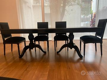 Tavolo nero da 6/8 persone e poltorncine.