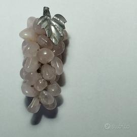 Grappolo d'uva in quarzo rosa e foglia d'argento .