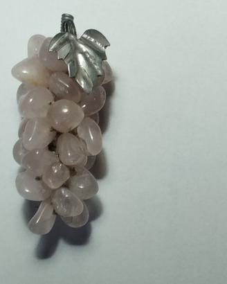 Grappolo d'uva in quarzo rosa e foglia d'argento .