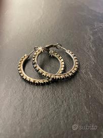 Orecchini a cerchio con strass neri