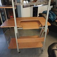 scrivania con ruote ripiani e un cassetto