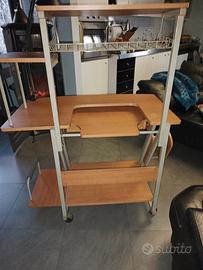 scrivania con ruote ripiani e un cassetto