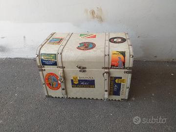 Baule scrigno very vintage con adesivi