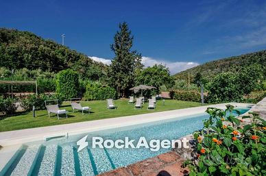 Villa di 217 m² con più di 5 locali e box auto dop