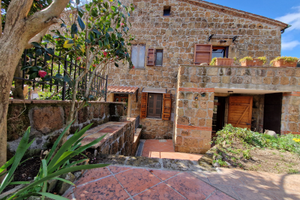 Sovana, immobile storico con giardino in centro