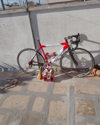 Bici da corsa con scarpe da corsa