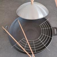 Wok in ghisa, coperchio, griglia, pinze, bacchette