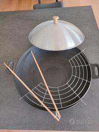 Wok in ghisa, coperchio, griglia, pinze, bacchette