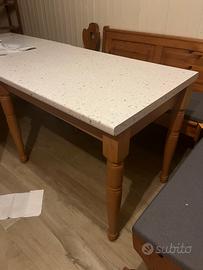 Tavolo in legno massiccio da cucina