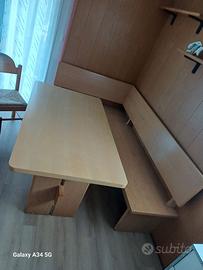 Tavolo con giropanca e sedie