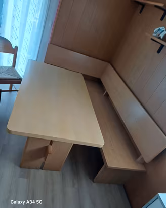 Tavolo con giropanca e sedie