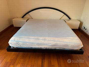 Letto matrimoniale con comodino e Materasso