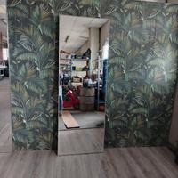 specchio con cornice in metallo verniciato bianco