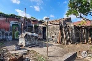 Rustico -casa singola con terreno a macchia
