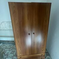 Armadio con scaffali