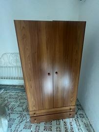 Armadio con scaffali