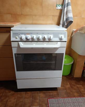 Cucina a gas con forno elettrico