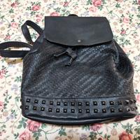 Zaino nero in ecopelle intrecciata con borchie – s